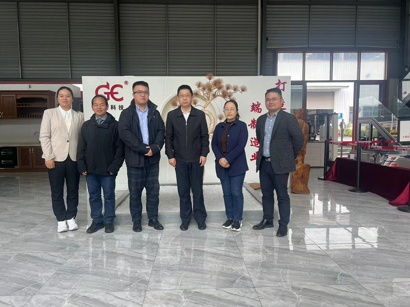 彭劍鳴：貴州省人民檢察院副檢察長(zhǎng)、檢察委員會(huì)委員、致公黨貴州省委會(huì)副主委